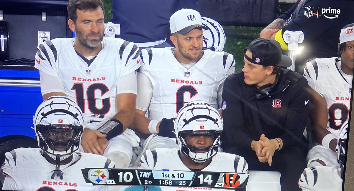 riptheref's tweet image. These 3 must really like each other! #ThursdayNightFootball #AARPBowl #NFL #VeteranQBs
#BarstoolSports #PardonMyTake #PatMcAfeeShow #BussinWithTheBoys
#ESPN #BleacherReport #TheVolumeSports #NFLonPrime #TNF #FootballHumor
#RipTheRef #SportsComedy