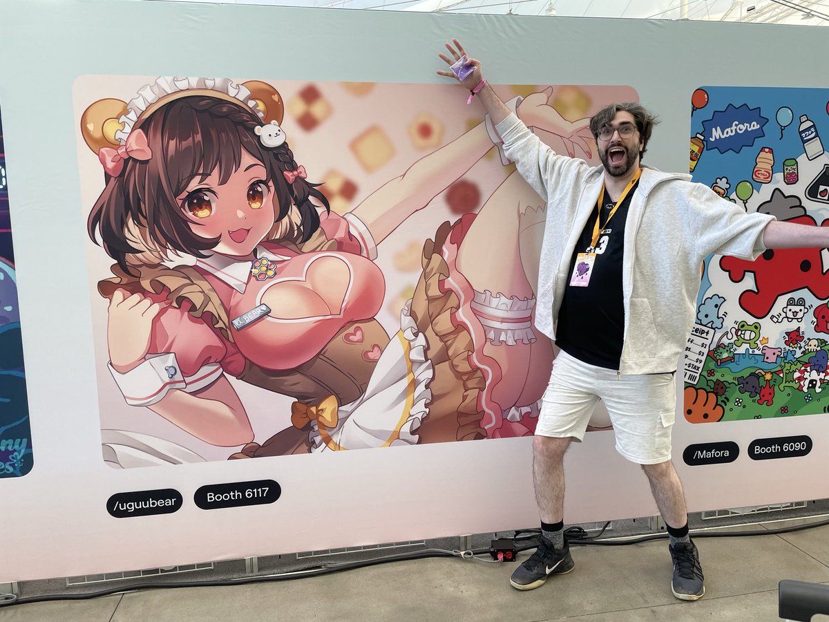 WALKING INTO ARTIST ALLEY AND SEEING THIS WAS INSANEEEEEEEE 

Cody for scale (he’s 6’8”) 🤭 #twitchcon2025