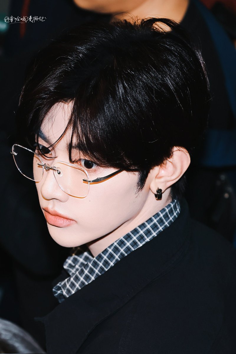 오늘 스타일 엄~~~~청 포토제닉하덩.💕  순간포착된사진도 화보만치 컨디션끌어올려지는 거 ㅎㄷㄷ 룩이랑어울리는 패션아이템으로  무테안경♡고른미감 장하오너ㅇㅈ할게진짜로