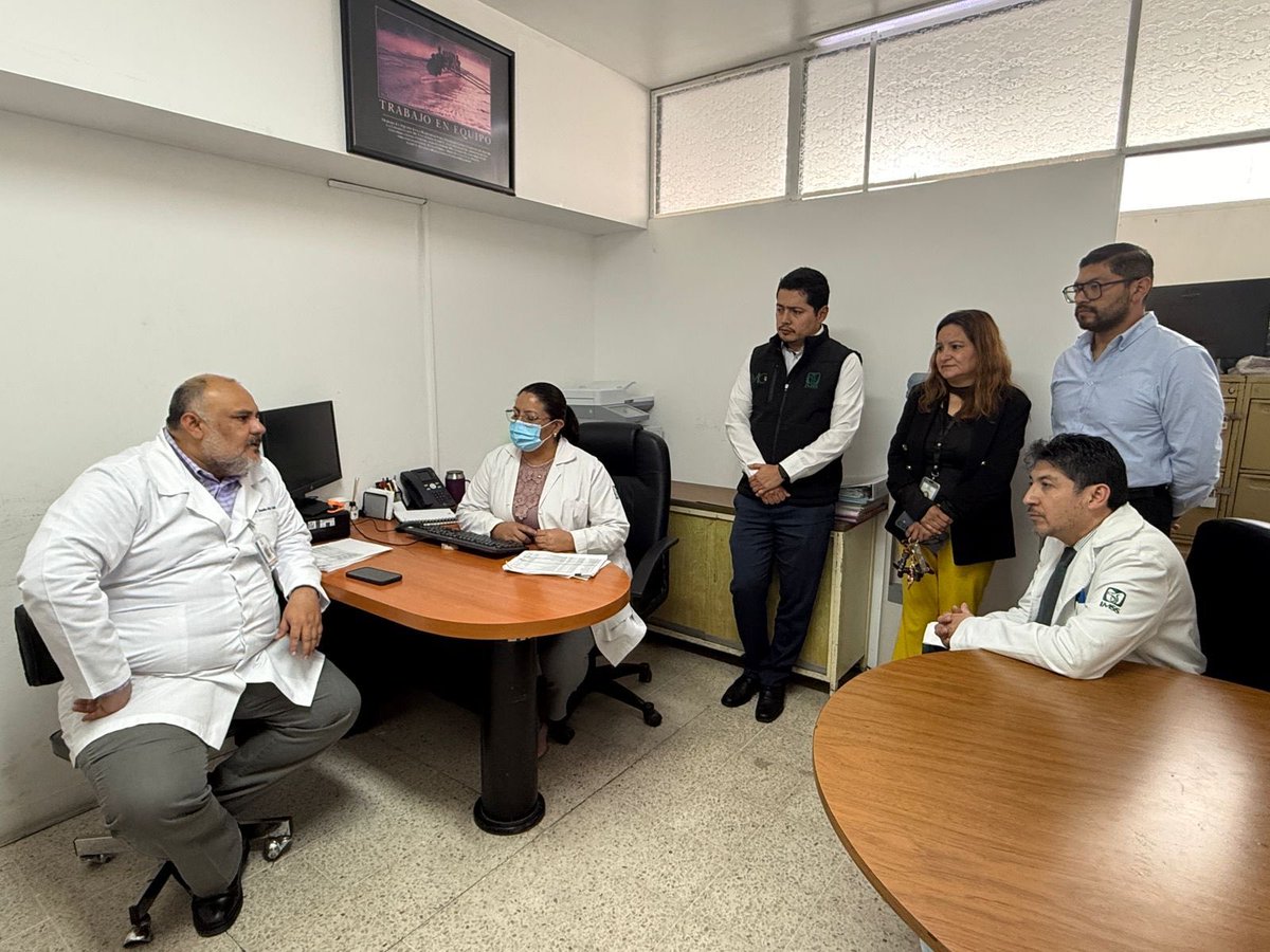 🟢📍El Dr. Tonatihu Ortiz Castillo, delegado del #IMSSEdomexPoniente, acudió a visitar las áreas del servicio de urgencias del HGR No. 220, con el objetivo de dialogar con el personal a propósito de la apertura del 8º piso.