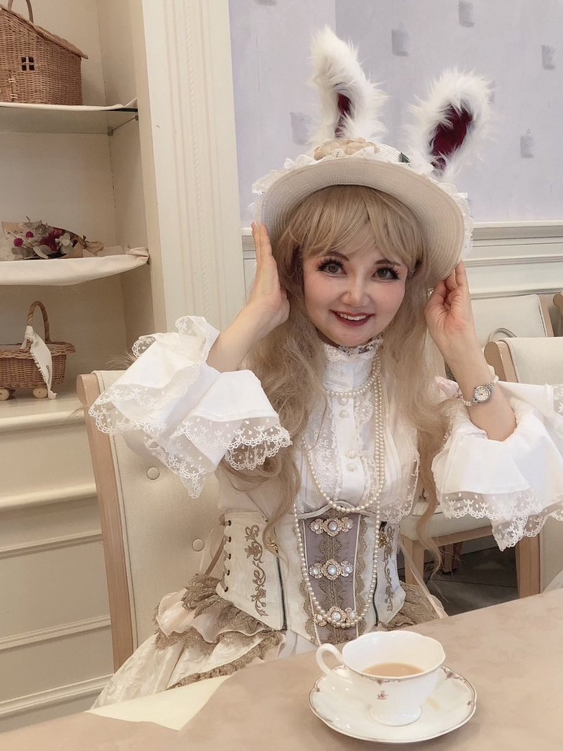 #ロリィタはコスプレではない 
ファッションの一つです。万博には万博の、お茶会にはお茶会の、それぞれテーマやイメージに沿ったお洒落コーデを楽しんでいます。作品のキャラになりきる版権コスプレとは全く別物です。
ご賛同下さる方、どうか「いいね」をお願いします🙏