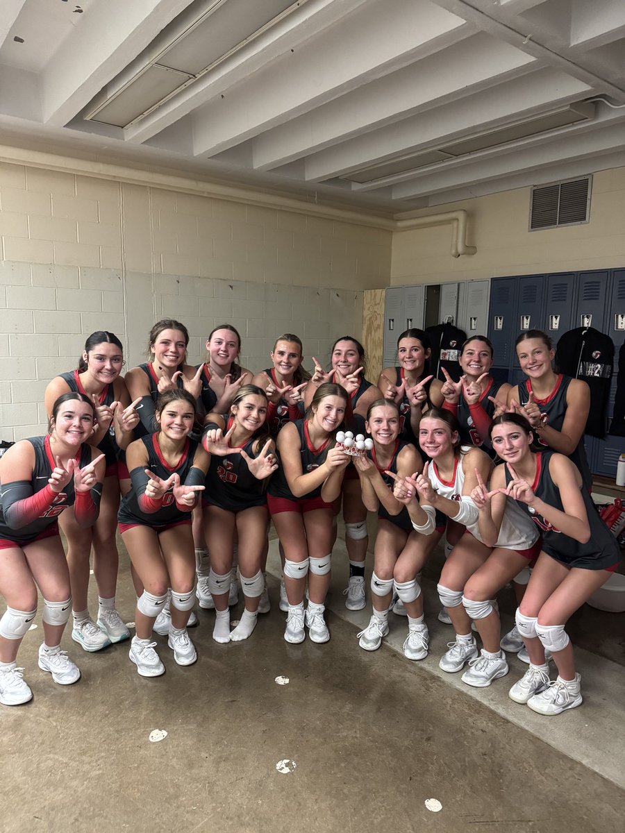 Everyone got a piece of the crown tonight after a 4 set win against Marietta! Huge TEAM win. Samantha Emmert 23 kills, Drew Fox 48 assists, Hayley Clifton 14 kills, Marlie Wright 9 kills, Ella Thomas 6 aces and freshmen Anderson Foltz with a big time performance 11 digs!