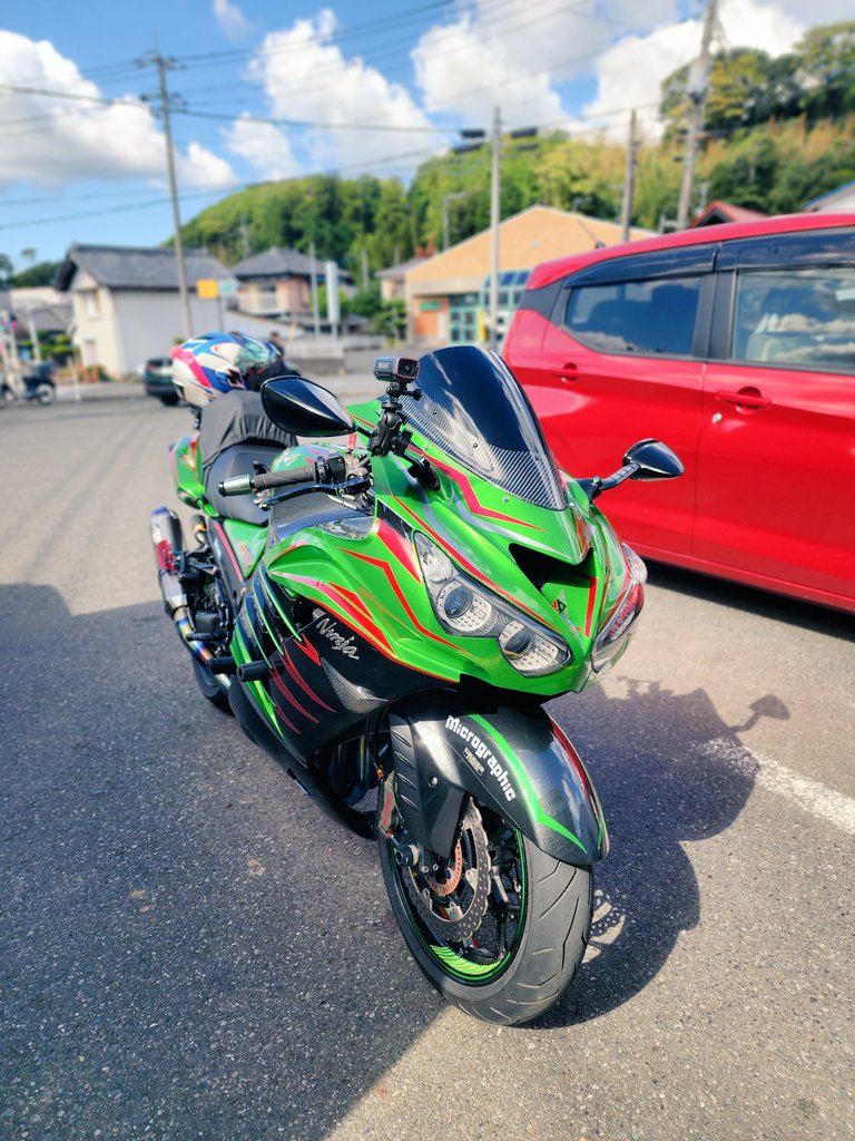 DM44074871's tweet photo. ピレリにしちゃあ、倒れる方だ😆
重いのはゴムが多い、昔のタイヤだからかなぁ😉ライフは期待できるぞー‼️
#ZX14R
#ROSSO2 https://t.co/xc0BGfB7tq