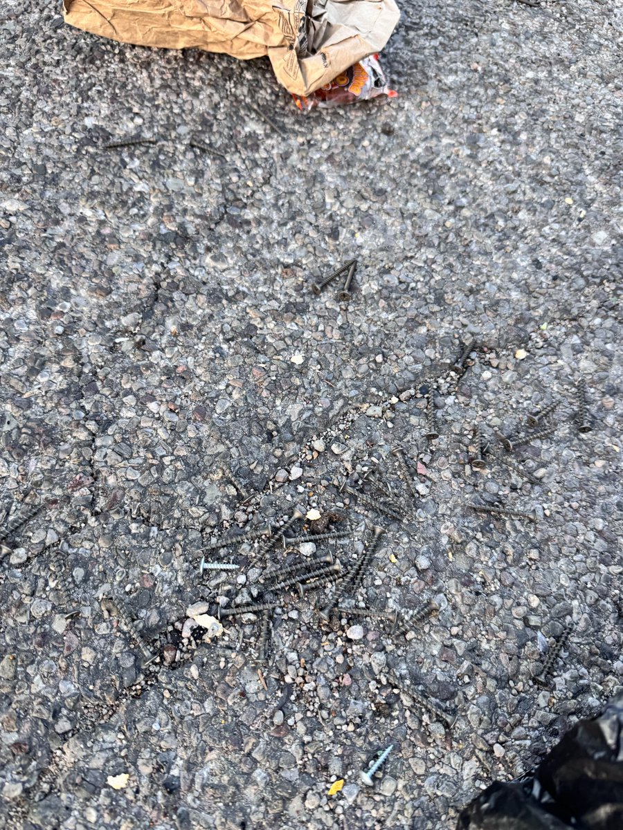 Danny__df's tweet photo. @whatsuptucson 🚨 Just saw a Hidden Hollow Construction van stop on my street — the driver threw a bag of drywall screws, nails, and trash out the window onto the road, then sped off when he noticed I was recording. Totally reckless and dangerous for anyone driving by. https://t.co/Jk3bIomPZk