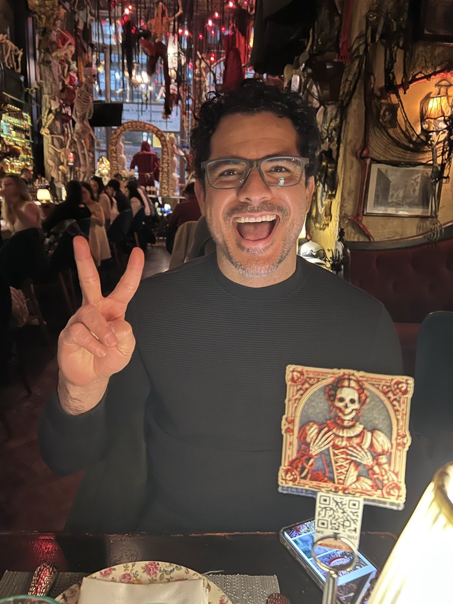 alfredojbello's tweet image. 🎃 Ya se siente… viene una de mis celebraciones favoritas: Halloween.
Luces naranjas, películas de terror y planes misteriosos —sí, ya estamos celebrando 😈🕯️

#Halloween #SpookySeason #OctoberVibes #Boo