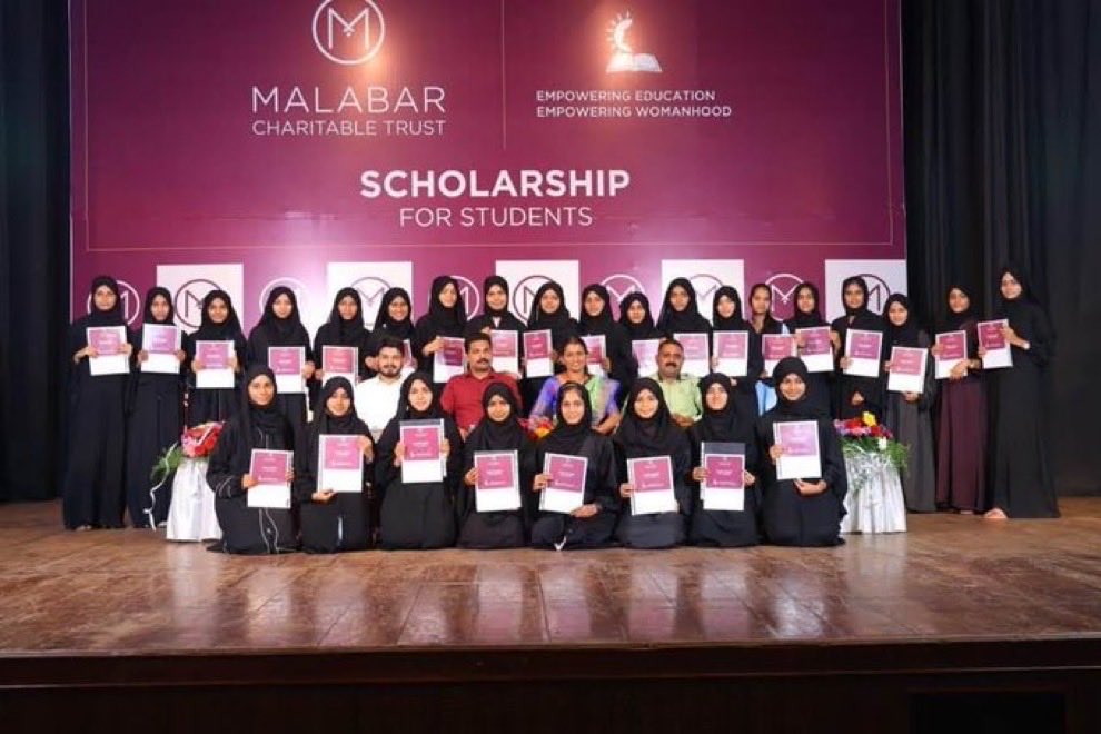 THE_PROFFESOR_'s tweet photo. #BoycottMalabarGold
Only giving scholarships to Muslim then why Hindu by Gold from Malabar
#Hindusunity https://t.co/vFvHkwAZ4A