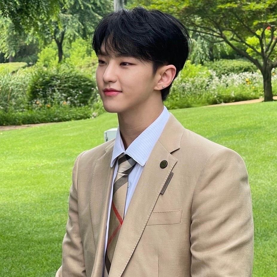 kwontigerlegend's tweet photo. Chicos no sé con cual me veo más lindo para la graduación, abro debate… Me voy vestido como le gusta a la sociedad o decido ser feliz? 
@esecupsesc @enbuscadesugar_ @imshuajo @JunCatYo_ @Wonu_subzero @woozinuniverse @haoflow_ @M4nG09y7 @Dk_perosilese @kwan_millie1 @hsVermini_C https://t.co/3es6PY95Pv
