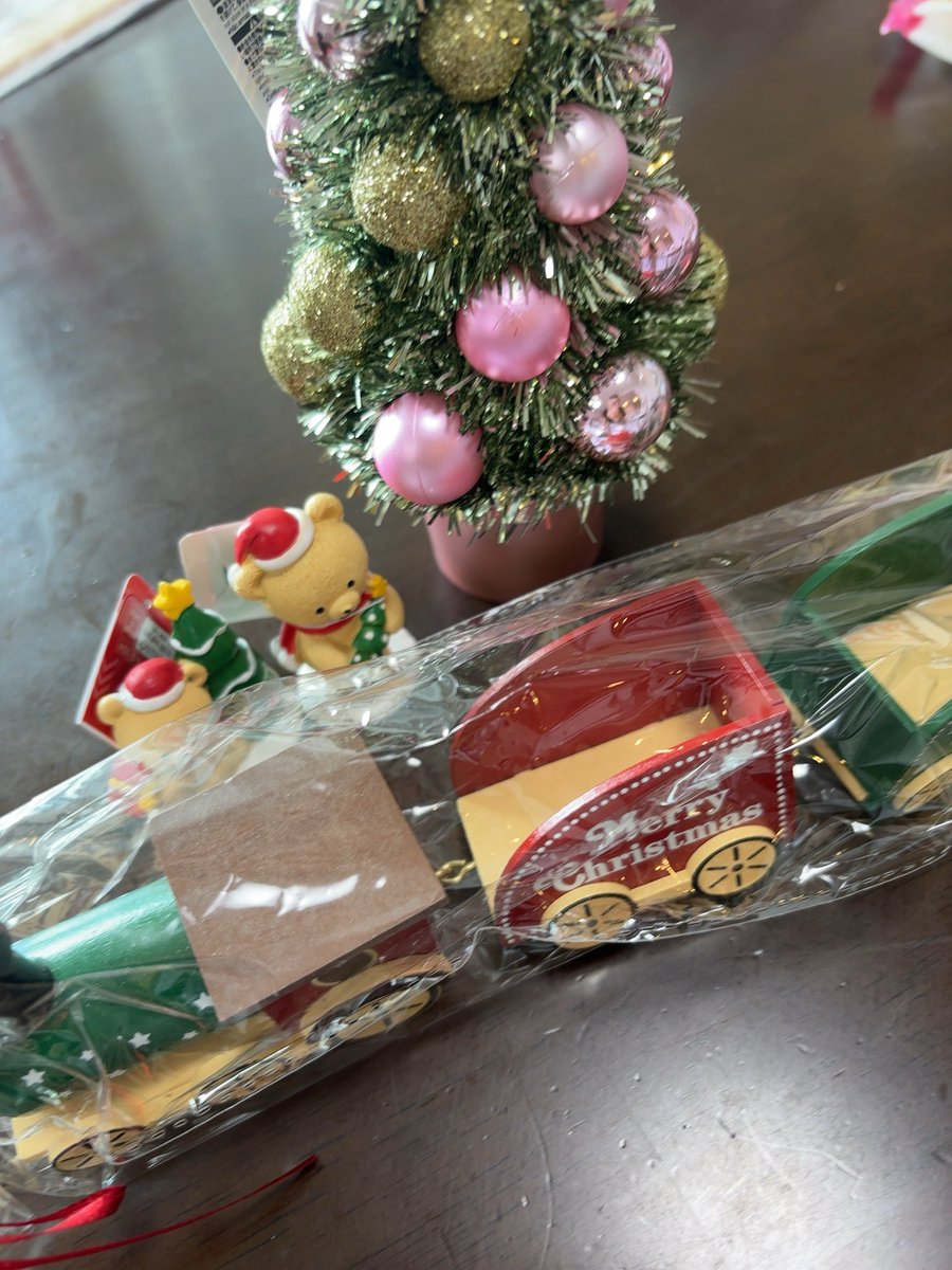 ダイソーで思わず

ハロウィン終わったら、手前の汽車にシルバニア赤ちゃん乗っけて飾る♪