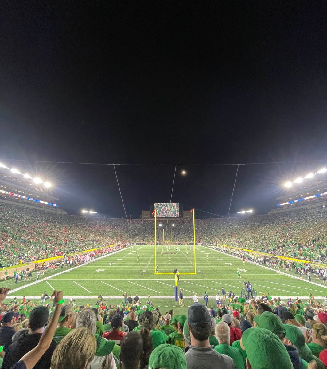 RETWEET IF YOU WANT NOTRE DAME TO BEAT USC!!! ☘️🏈