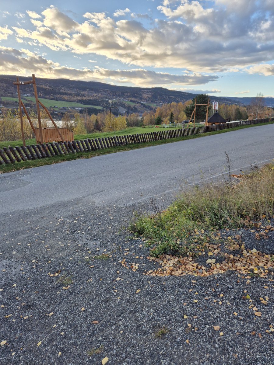 Doramusicana's tweet image. Stunning view over the mountains in autumn colors 🍂🍁🏞 #beautifulview #landscapephotography #mountains #trees #colorsofautumn #autumbleaves #natureisthegreatestartist #october2025 #freezingcold #autumnbecomeswinter