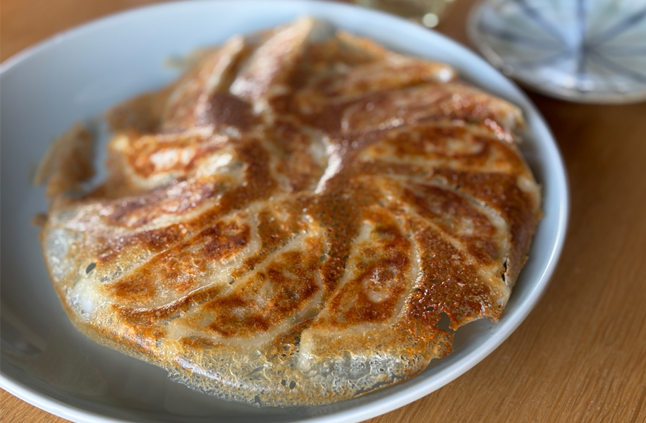 forum_store's tweet image. 冷凍餃子フライパンチャレンジから生まれたフライパンでギョーザを焼いてみました！他の調理にも便利です👍お好み焼きやバナナブレッド、スパニッシュオムレツなど、焼きそばもバッチリ。餃子6個でもきれいに羽根つき餃子が焼けました！
forumstore.jp/collections/al…
#4w1h #羽根つき餃子 #お好み焼き