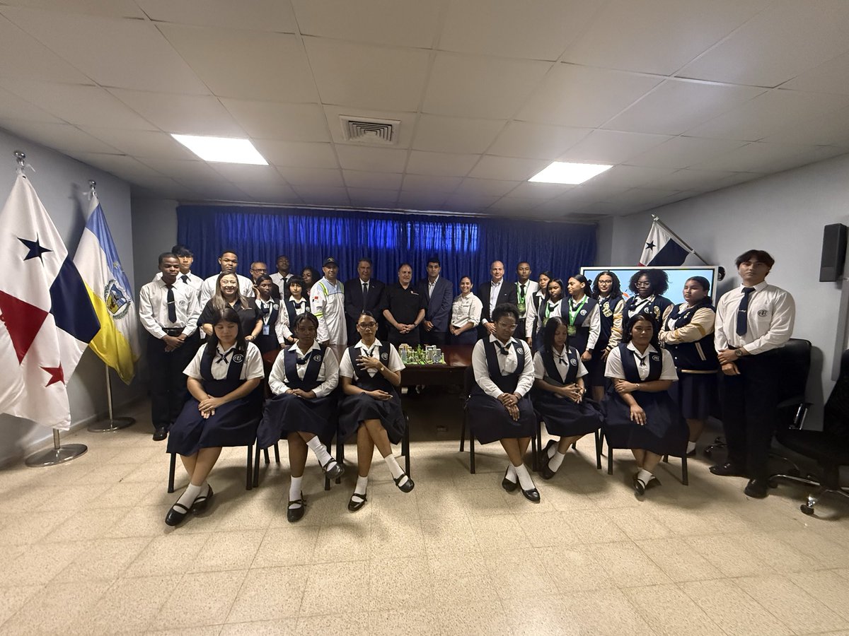 Hoy visité <a href="/colegioabelbrav/">Colegio Abel Bravo</a> gracias a Fundación Emprendamos, Jóvenes con talento y ganas de aprender a emprender. 

Emprender no es solo hacer negocios, es una actitud de superación y una mentalidad de futuro.

Apoyemos la educación y programas que forma soñadores que construyen