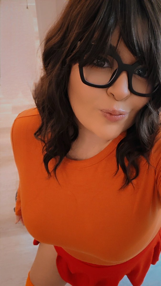 Jinkies! 

🔎👻🖤✨️

#cosplay #velma #Halloween