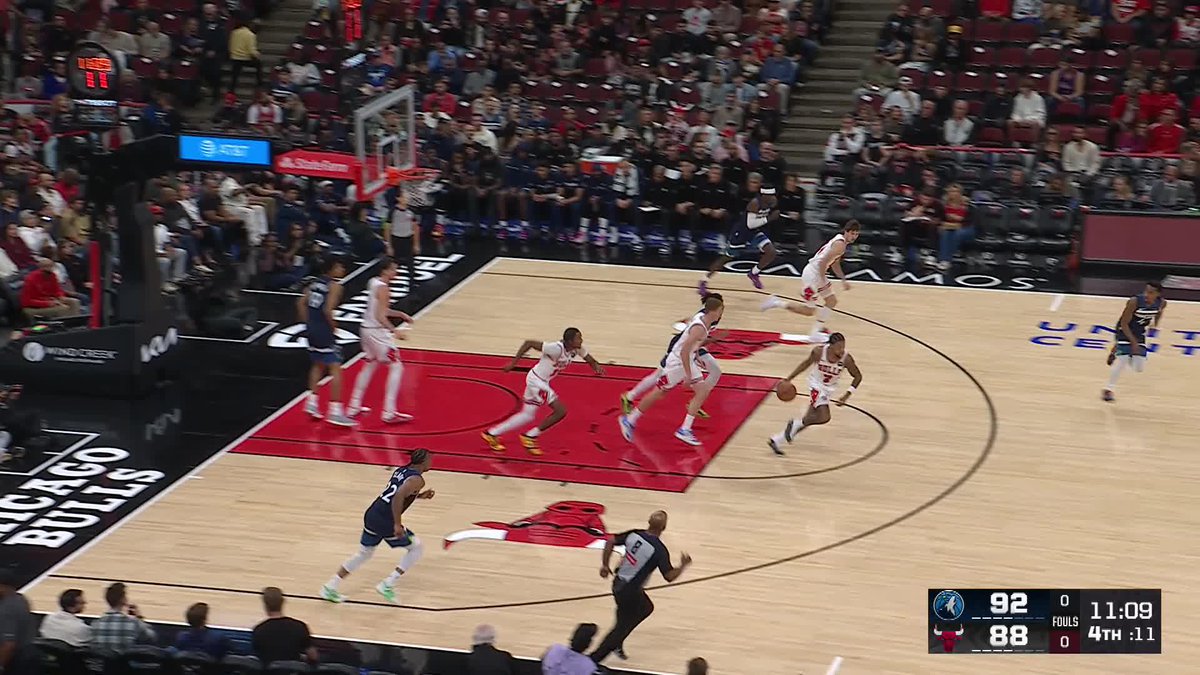 Matas is dunking EVERYTHING tonight.

@BuzelisMatas | @CHSN__ 