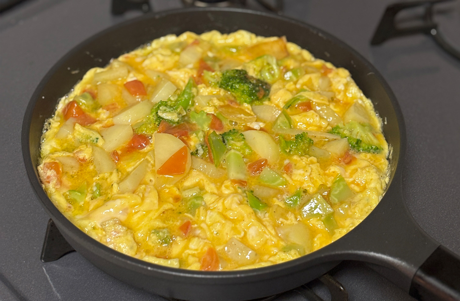 forum_store's tweet image. 冷凍餃子フライパンチャレンジから生まれたフライパンでギョーザを焼いてみました！他の調理にも便利です👍お好み焼きやバナナブレッド、スパニッシュオムレツなど、焼きそばもバッチリ。餃子6個でもきれいに羽根つき餃子が焼けました！
forumstore.jp/collections/al…
#4w1h #羽根つき餃子 #お好み焼き