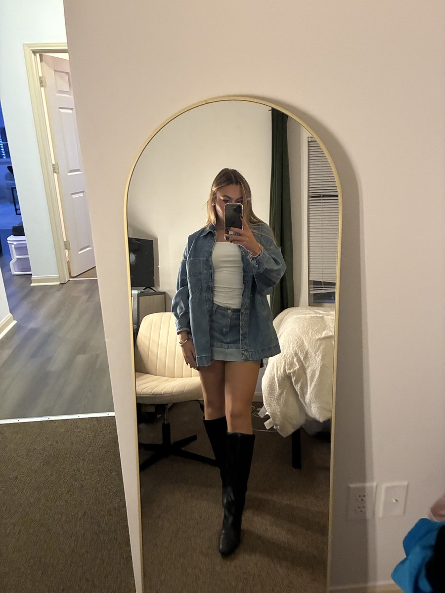 godess_bonnie's tweet image. going out pay for my drinks losers 🥂