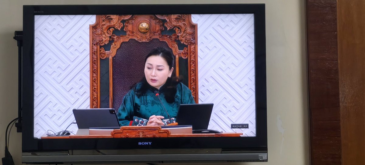 Шууд хууль зөрчөөд эхэллээ, өчигдөрийн дутуу ирцээ дуудаад. 
<a href="/KhBulgan/">Bulgantuya.Kh</a> яг юуны тулд яаасан гэж ингэж улайрна вэ ???