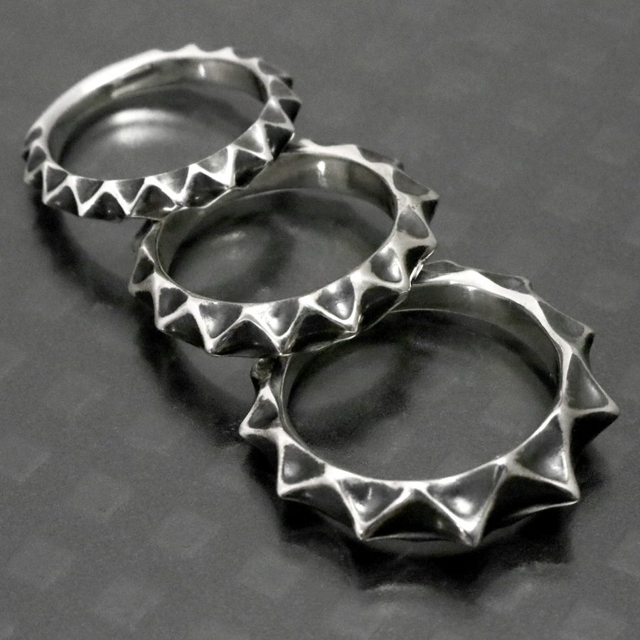 SILVER_GEEKS's tweet image. ギザギザ感が格好いい！
シンプルなエッジワークが魅力のリング！

STRANGE FREAK DESIGNS
「ディレイン リング S, M, L」
stfreak.com/main/catalogue…
#sfdjp
@STRANGE_FREAK