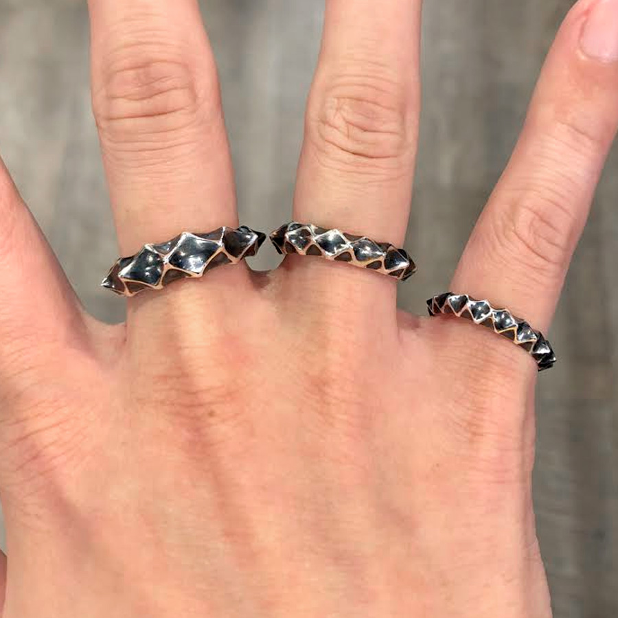 SILVER_GEEKS's tweet image. ギザギザ感が格好いい！
シンプルなエッジワークが魅力のリング！

STRANGE FREAK DESIGNS
「ディレイン リング S, M, L」
stfreak.com/main/catalogue…
#sfdjp
@STRANGE_FREAK