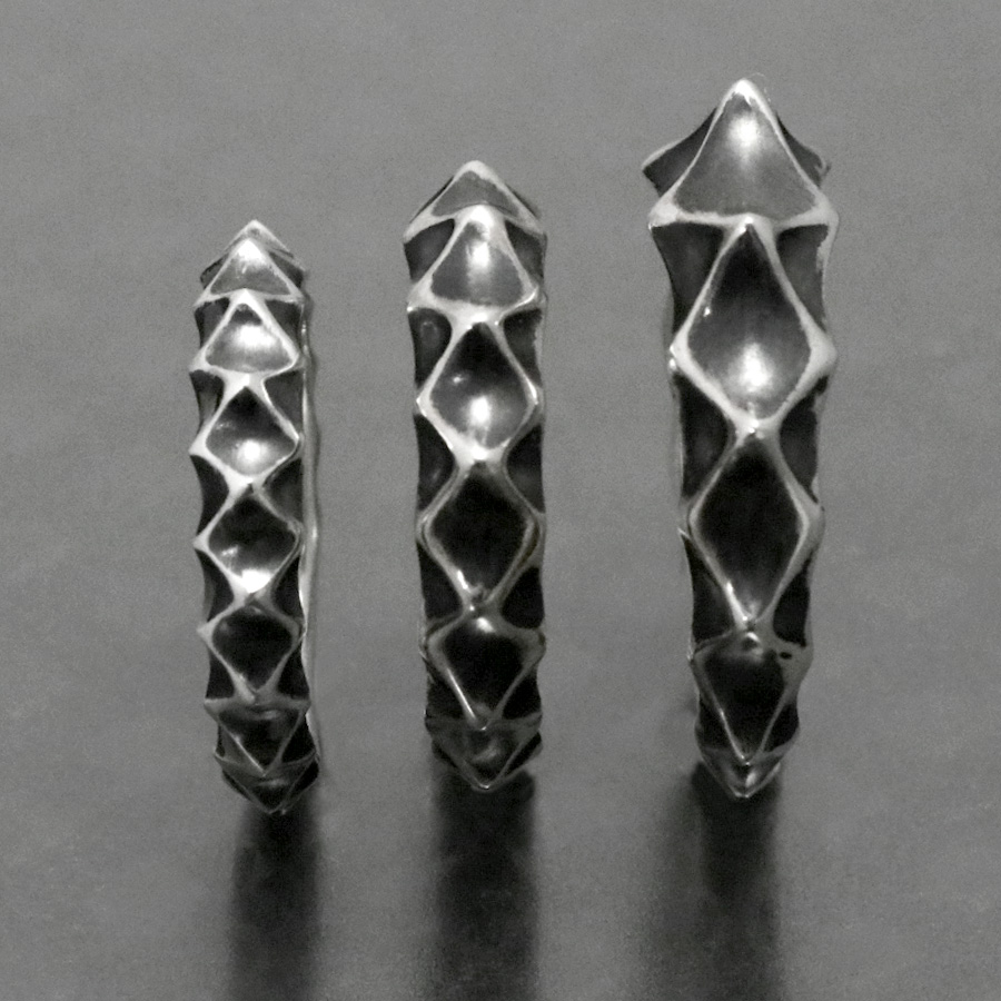 SILVER_GEEKS's tweet image. ギザギザ感が格好いい！
シンプルなエッジワークが魅力のリング！

STRANGE FREAK DESIGNS
「ディレイン リング S, M, L」
stfreak.com/main/catalogue…
#sfdjp
@STRANGE_FREAK