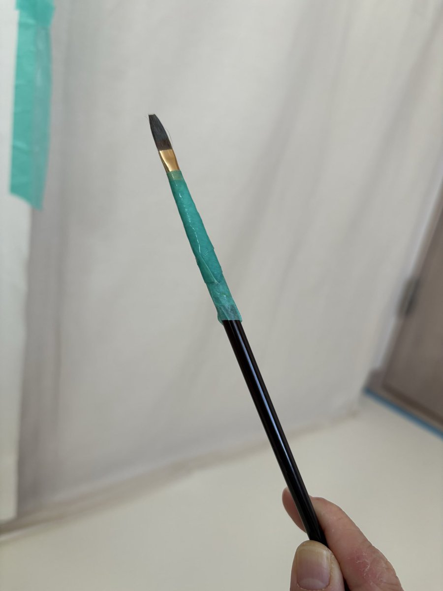 新品の筆を開けたのに、、折れててショックすぎる。勿体無いからマスキングテープで固定。