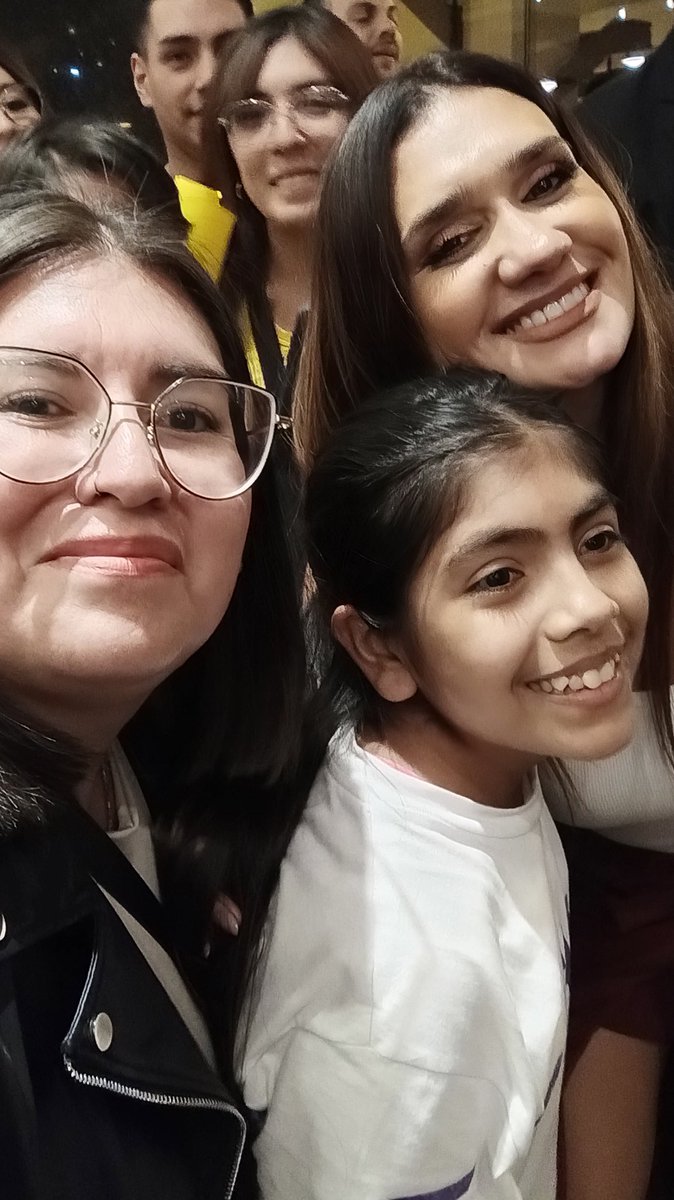Ivanalisandro18's tweet photo. Todavia sigo re manija con el show del domingo....!!! Necesito que vuelvan pronto @nadiedicenada_ @NicolasOcchiato @florjazminpe16 @santitalle @momigiardina gracias por ser mi compañia diaria los amo ❤ https://t.co/DPkRya9woY