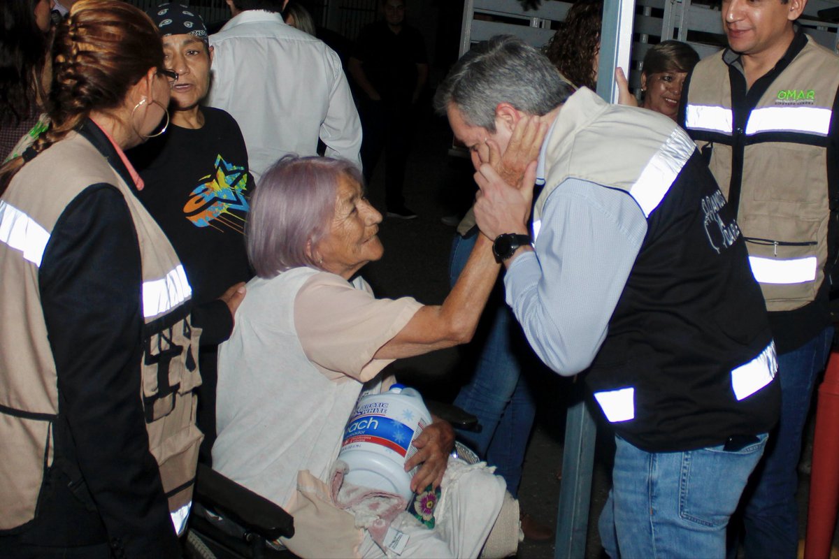 La falta de mantenimiento en las calles y las fugas de agua siguen siendo de las principales preocupaciones de la comunidad, y haremos equipo para atenderlas y resolverlas juntos. 💪🚧

Regresamos a la colonia Jesús García de #Hermosillo, agradecido con mi buen amigo el “Tío