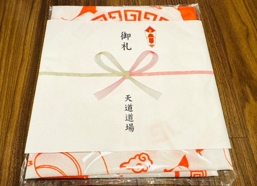 告知が遅くなりました🐼
「らんま1/2」第二期にて、引き続き中国語発音監修と、ちょっとだけ声の出演もしています。今回はシャンプーちゃんに加え、ムースさんの秘技！◯◯◯の発音なども🤭
写真は昨年の打ち上げに(参加できなかったが)、お土産にいただいた風呂敷です。谢谢！#ranma #らんまアニメ