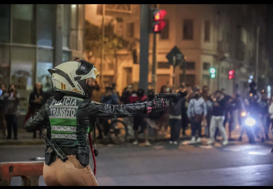 A esta tombita los cobardes malvivientes de la marcha de vándalos la empujó con moto y todo haciéndola caer al suelo. Y cuando la turba se le iba encima tuvo el tino de sacar su arma de reglamento y amenazar a los malditos. Pero los terrucos usan esta foto para engañar y acusar a