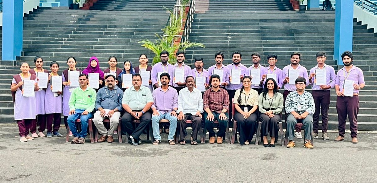 eswarcollege's tweet image. 🎉 Proud moment for Eswar College of Engineering, Narasaraopet!
In the Q-Spiders Campus Drive, 21 B.Tech students were selected as Software Engineers with ₹5.5 LPA. 💼👏
#QSpiders #Placements2025 #EswarCollege #Success #CampusDrive #Narasaraopet