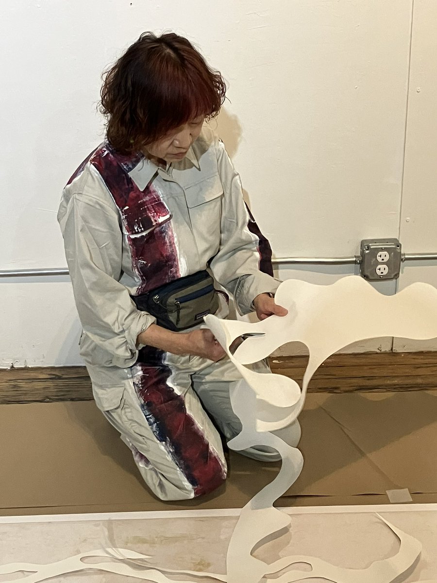 ayajinnai's tweet photo. 「和紙の樹」制作レポート
4日目
あらかじ��作った版画だけだと
ちょっと足りないかもという気がして、
紙版画の版作りから、始める。
丸めてスーツケースに入れてきた塩ビシートに樹肌をイメージしたパターンを貼りつける。刷り紙を用意して今日はここまで。
#OSSAM Gallery https://t.co/PyJFyqMwJC