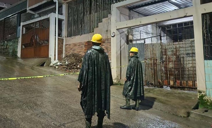 Fuerzas Armadas de Honduras (@ffaahn) on Twitter photo #PlanAuxilioXXI || Las #FFAA, a través del Comando de Operaciones Especiales #COES y con el Primer Batallón de Infantería, continúan brindando apoyo en la colonia El Reparto por Abajo, zona alta, donde una vivienda colapsó a causa de las intensas lluvias registradas recientemente #PlanAuxilioXXI || Las #FFAA, a través del Comando de Operaciones Especiales #COES y con el Primer Batallón de Infantería, continúan brindando apoyo en la colonia El Reparto por Abajo, zona alta, donde una vivienda colapsó a causa de las intensas lluvias registradas recientemente