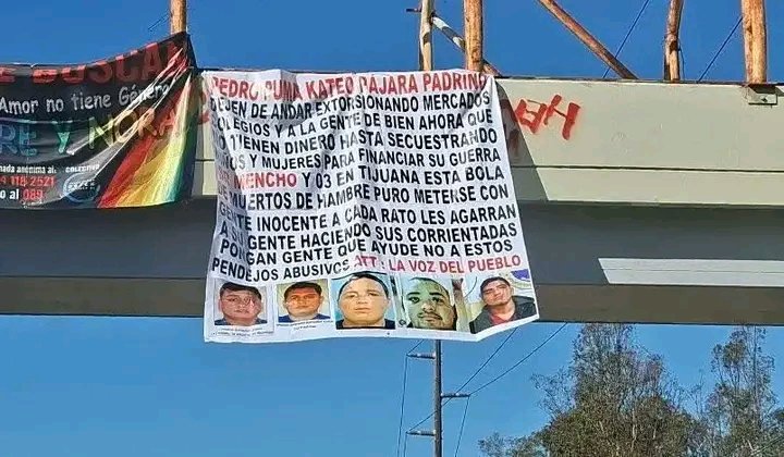 thepuni26470896's tweet photo. #Tijuana
Dejan narcomanta en puente peatonal en bulevar #fundadores firma la voz del pueblo https://t.co/W1OBfqzC47