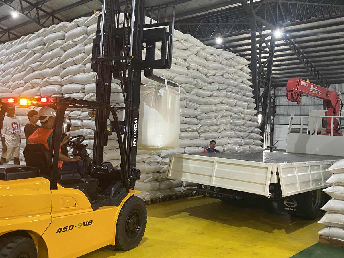 LOOK: The National Food Authority launches its one-ton bagging system here in Nueva Ecija as part of its modernization effort to improve buffer stocking. 

The NFA expects savings of up to ₱3.3 million during the system’s pilot run. <a href="/manilabulletin/">Manila Bulletin News</a>