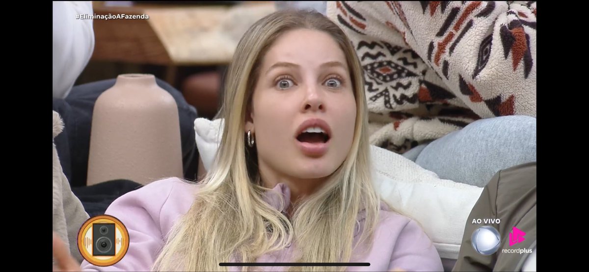 raituita_'s tweet image. sassa ouvindo a miss camburão falando sobre ela kkkkkk #AFazenda #TeamSaory
