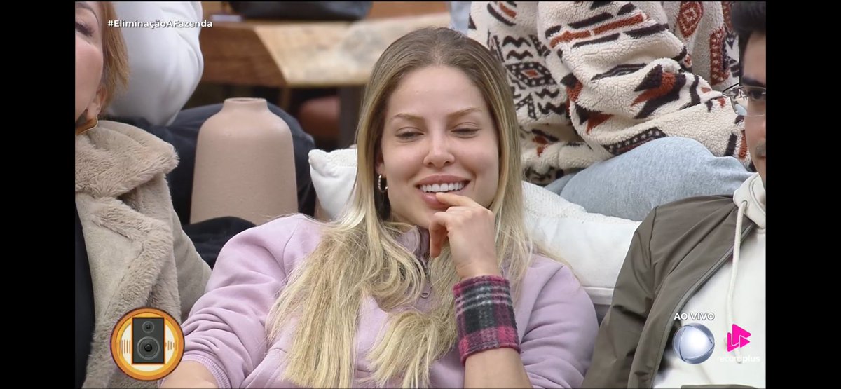 raituita_'s tweet image. sassa ouvindo a miss camburão falando sobre ela kkkkkk #AFazenda #TeamSaory