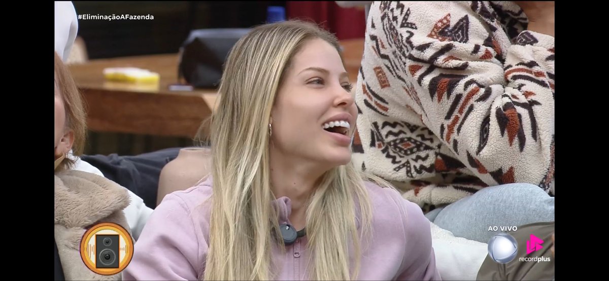 raituita_'s tweet image. sassa ouvindo a miss camburão falando sobre ela kkkkkk #AFazenda #TeamSaory