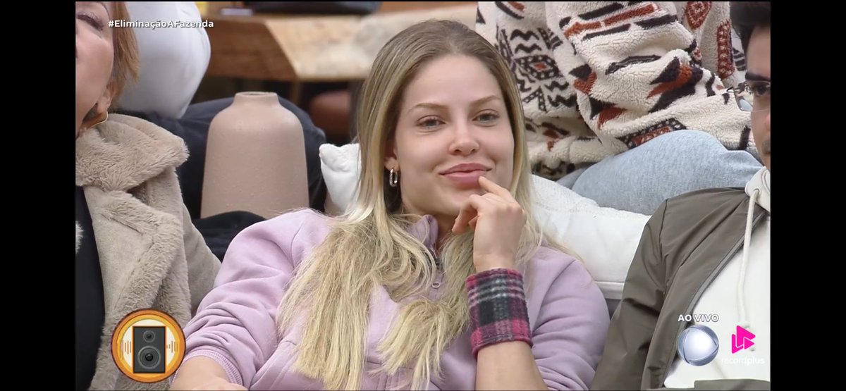 raituita_'s tweet image. sassa ouvindo a miss camburão falando sobre ela kkkkkk #AFazenda #TeamSaory