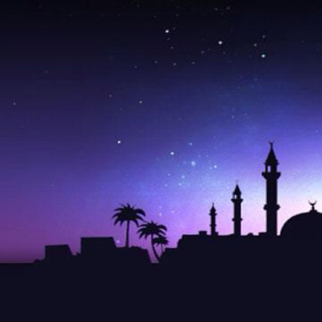 هُوَ اللهُ حَيْ

سَلَامٌ عَلَيْكِ بِعُمْرِ السِّنِينْ
وَأَزْكَى صَلَاةٍ لِخَيْرِ نَبِيْ.

وَمِنِّي سَلَامٌ عَلَى كُلِّ حَيْ.

وَهُمْ يَغْرُبُونْ
وَيَبْقَى الْحَنِينْ
وَأَنْتِ الْجَمِيلَةُ دَوْمَاً لَدَيْ.

وَلِيْ أَنْتِ شَمْسٌ
وَلِيْ أَنْتِ فِي جَاهِرِ الضَّوْءِ فَيْ.

خُذِينِي