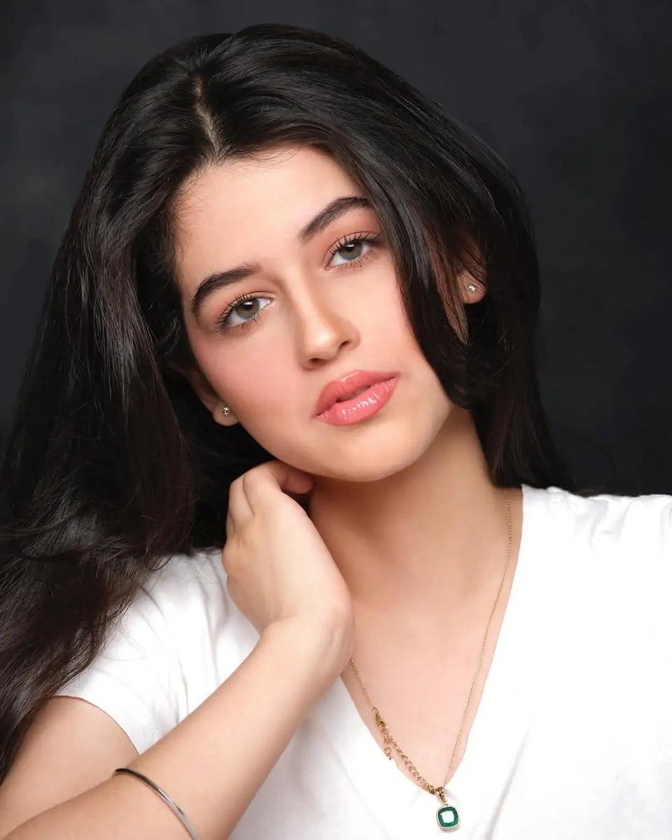 ursniresh's tweet image. #NaomikaSaran is set to make her Bollywood debut with a #DineshVijan production.

The film will star #Jigra fame #VedangRaina alongside her and is expected to go on floors by mid-2026.

The film will be helmed by a new director from the Maddock stable.