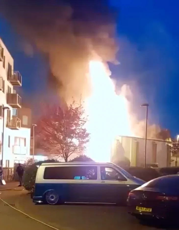 A huge fire has broken out this evening at a bike shop in Forest Hill, South East London.

₿: bc1q8grl3y7utzevu56uq0us0rpgv6r69me762g20g
