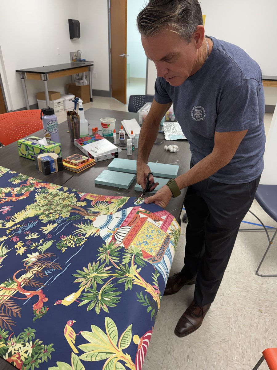 michaeldcrain's tweet image. Thrilled to debut “Public Paper, Private Spaces” at @theartstationfw’s #PublicFiguresPrivateArtists! Made with wallpaper from our newly remodeled home, bringing birds, flowers &amp;amp; leaves to life—just like our family’s stories in each room.

Support @theartstationfw—an incredible…