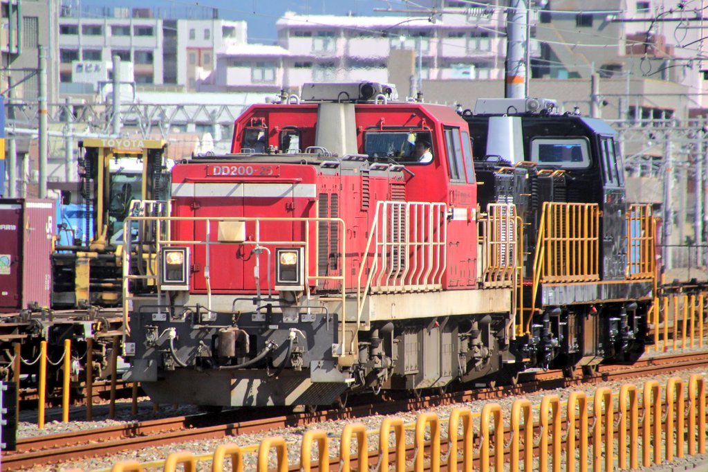 KU_SAJIRO's tweet photo. 2025/10/17
甲種輸送
JR九州　DD200-703

川崎車両から3両目の703号機が出場しました。
行先は熊本操ですが、所属は「鹿」とあるので、鹿児島車両センターのようです。 https://t.co/LKJlzPD03e