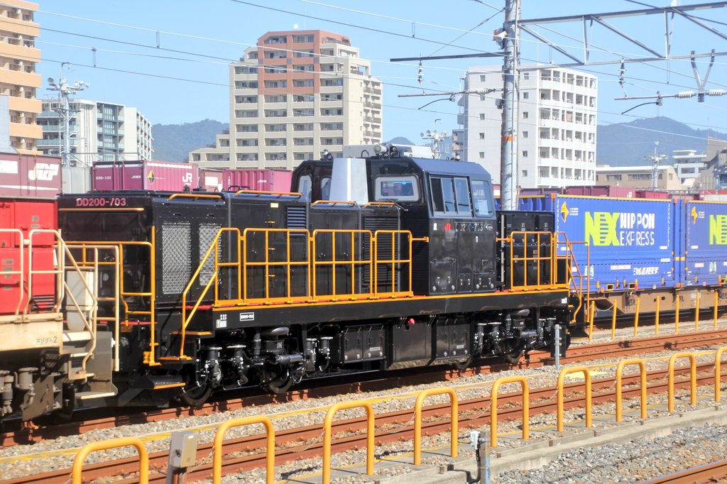 KU_SAJIRO's tweet photo. 2025/10/17
甲種輸送
JR九州　DD200-703

川崎車両から3両目の703号機が出場しました。
行先は熊本操ですが、所属は「鹿」とあるので、鹿児島車両センターのようです。 https://t.co/LKJlzPD03e