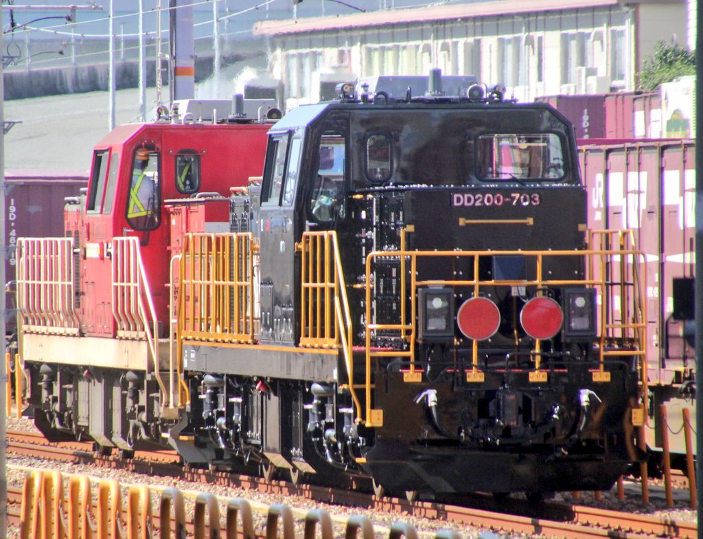KU_SAJIRO's tweet photo. 2025/10/17
甲種輸送
JR九州　DD200-703

川崎車両から3両目の703号機が出場しました。
行先は熊本操ですが、所属は「鹿」とあるので、鹿児島車両センターのようです。 https://t.co/LKJlzPD03e