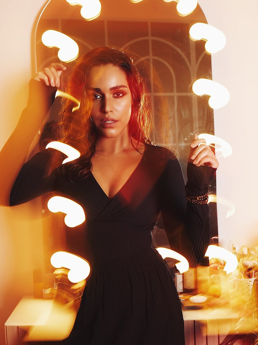 Weekendvibes_'s tweet image. Naila Grrewal 🖤

#NailaGrrewal