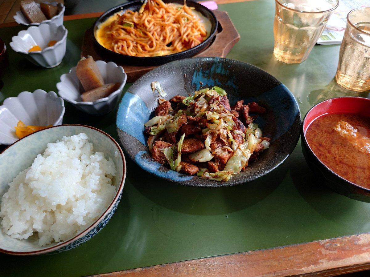 p103moon's tweet photo. 先日、ｆってきた
鶏ちゃんも地元感マシマシで旨い
案内所で紙のマップいただいた
なかったら巡るの大変だと思う、ありがたい！（有料ガイドもあるようです）
最恐の階段もあるw
共同通路を通らせていただいてるので配慮しながらまわろう！
人も場所も良いところで散策が楽しめるよ！ https://t.co/oRWzv0LkSv