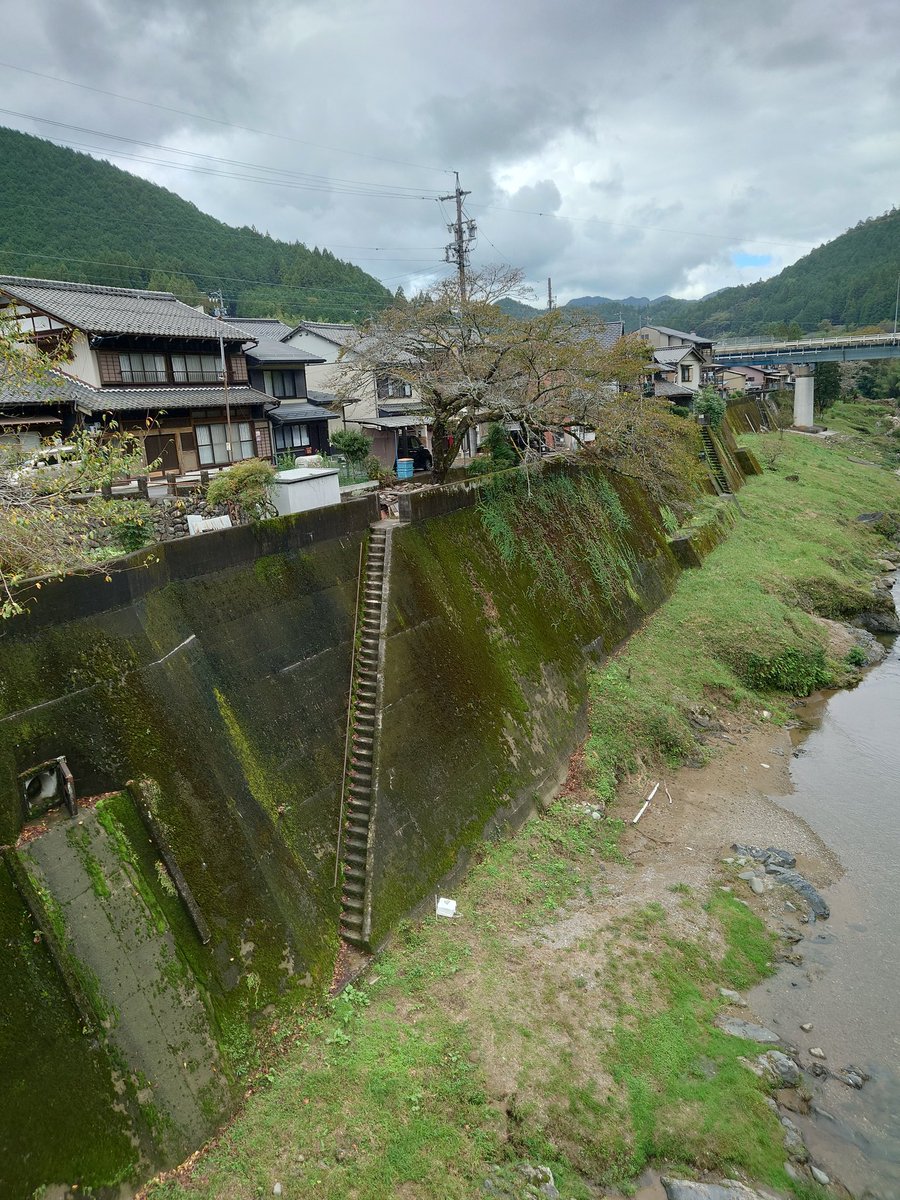 p103moon's tweet photo. 先日、ｆってきた
鶏ちゃんも地元感マシマシで旨い
案内所で紙のマップいただいた
なかったら巡るの大変だと思う、ありがたい！（有料ガイドもあるようです）
最恐の階段もあるw
共同通路を通らせていただいてるので配慮しながらまわろう！
人も場所も良いところで散策が楽しめるよ！ https://t.co/oRWzv0LkSv