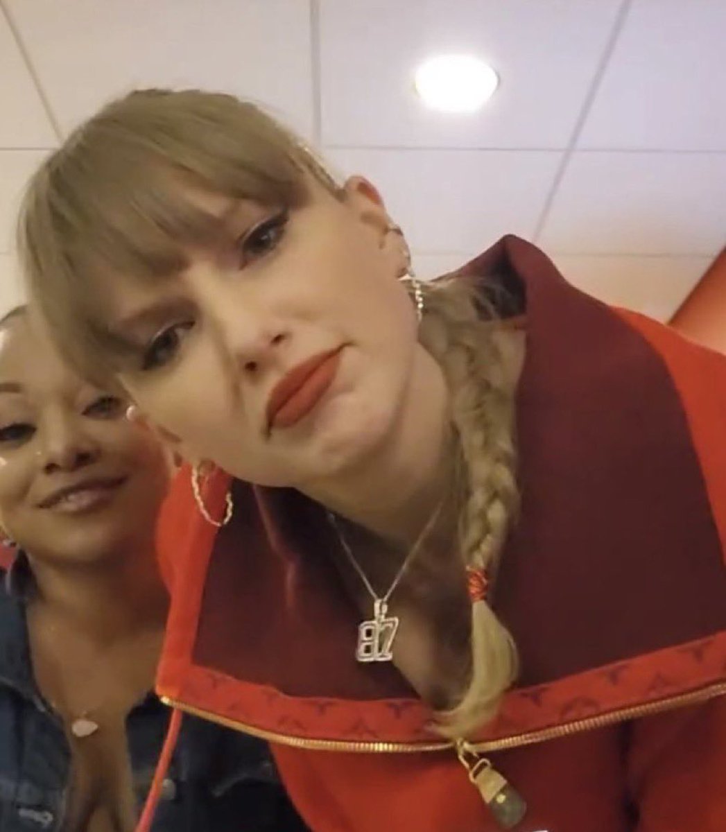 sjumpthenfall's tweet photo. Taylor when she sees us roll up to the next tour in our otter shirts 🤓 https://t.co/LJo7pz83uK
