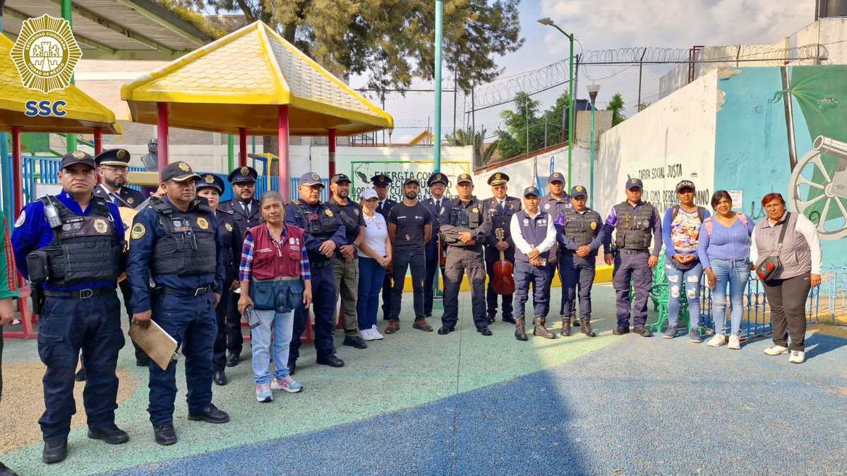 SSC_CDMX's tweet photo. #ColoniasSeguras | Con juegos, pláticas de seguridad y la música del Mariachi “Los Comisarios”, policías del Sector #Oasis junto con personal de la Dirección General de #ParticipaciónCiudadana y de la Dirección de #SeguridadEscolar, llevaron a cabo la #JornadaDeSeguridad en tu Cuadrante en el Quiosco de la Zona Urbana Ejidal #SantaMarthaAcatitla, en la alcaldía @Alc_Iztapalapa, creando de esta manera un vínculo de confianza con las y los vecinos de la zona. 🎶👮🏻♀️👮🏻🎲